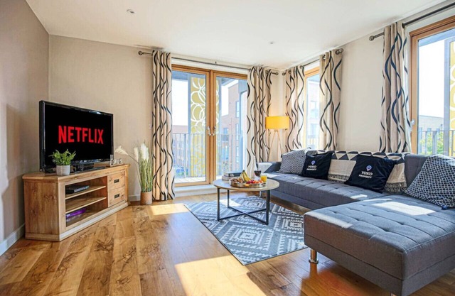 City Centre Apartment Wrap-Around Balcony Secure Parking SkyTV WiFi