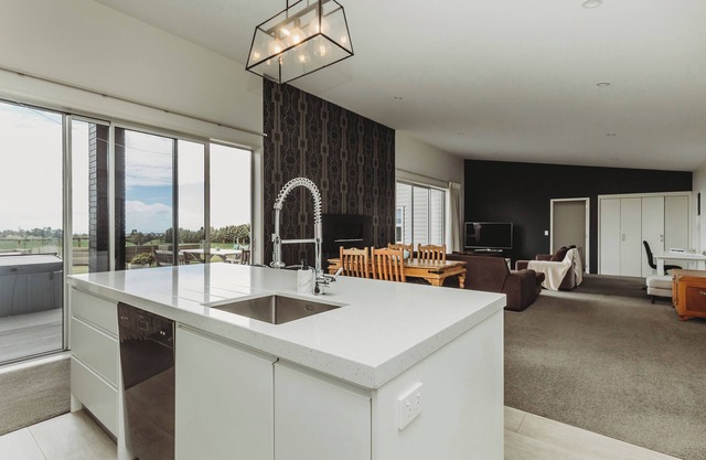 City Hideaway - New Plymouth Holiday Home