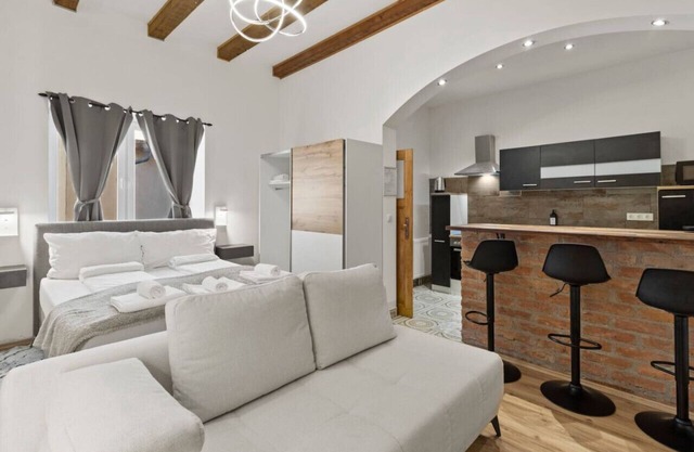 City & Sky: Vienna Apartment Close to the Airport