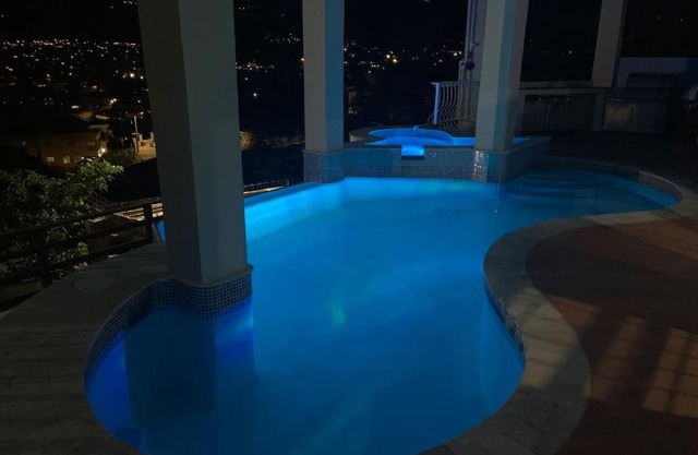 City View Kgn Luxe 1-2 BDR Pool Deck View