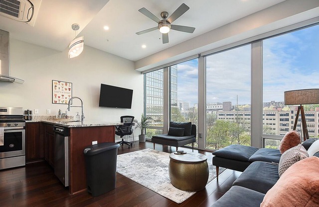 City Views, Free Parking, Gym Access, Perfect Stay