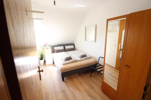 CityStayOne - Kleines Standardzimmer im Zentrum für eine einfache Übernachtung No kitchen no hotel services no reception no breakfast buffet - Of course Late check-in via self check-in high-speed WiFi smart TV good mattresses a quick and easy check-out