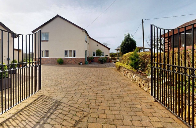 Clai Cerrig - Four Bedroom Cottage, Sleeps 8