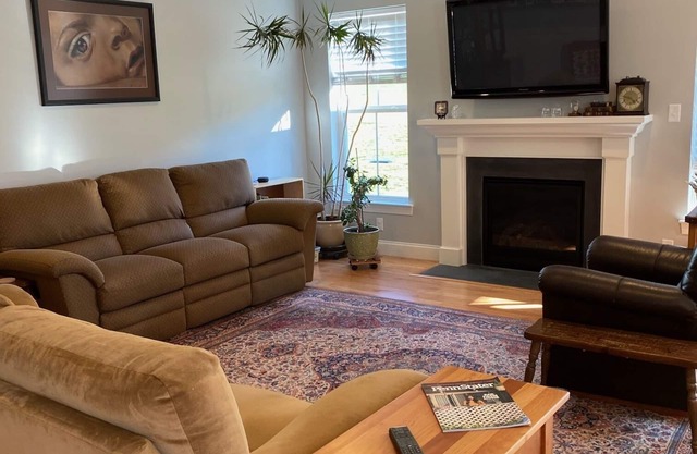 Claire's Place: sleeps 8, 3 bedrooms, 2 full baths