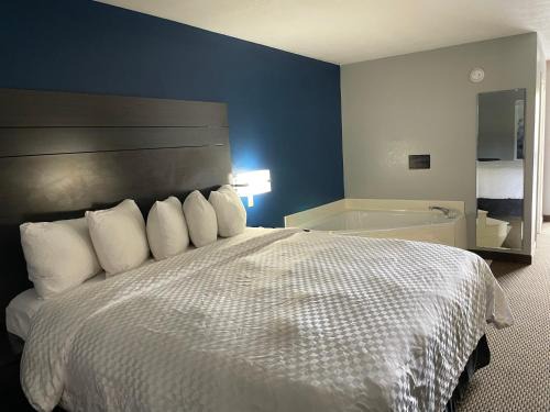 Clairmont Inn & Suites - Warren