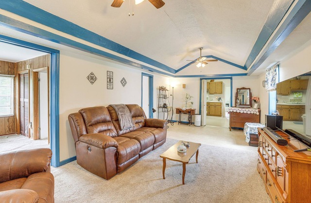 Clanton Cottage w/Charcoal Grill & Porch!