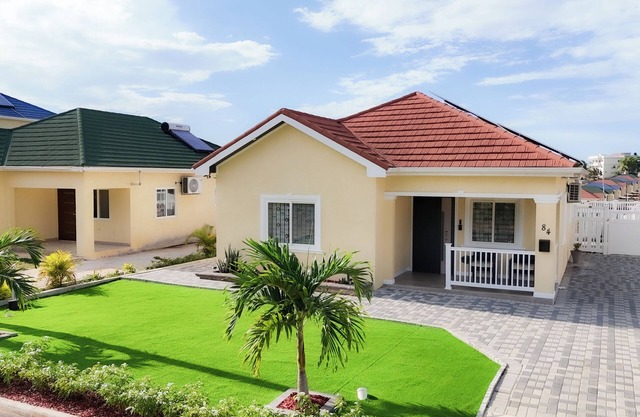 Clare's Manor – 2BR Villa with Mini Golf Course in Ocho Rios
