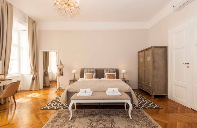 Classic 3-bed with A/C, Balcony Near The Cathedral