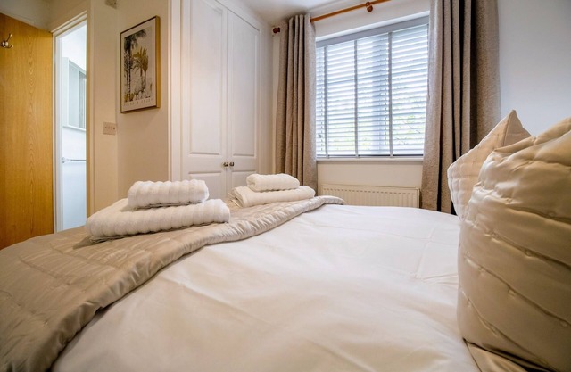 Classic and Charming 2-bed Apt w/Parking and SkyTV
