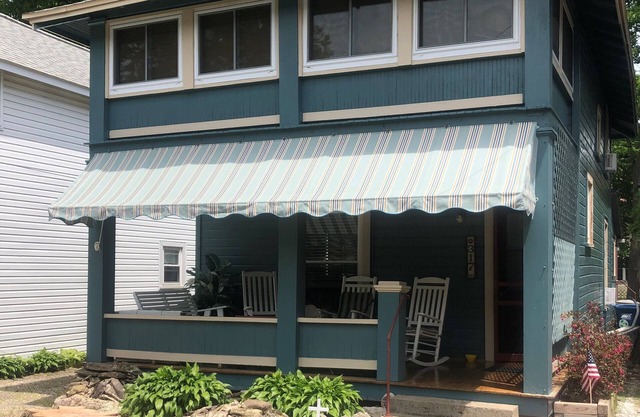 Classic Lakeside Cottage, Prime Location-Across from Hoover Auditorium