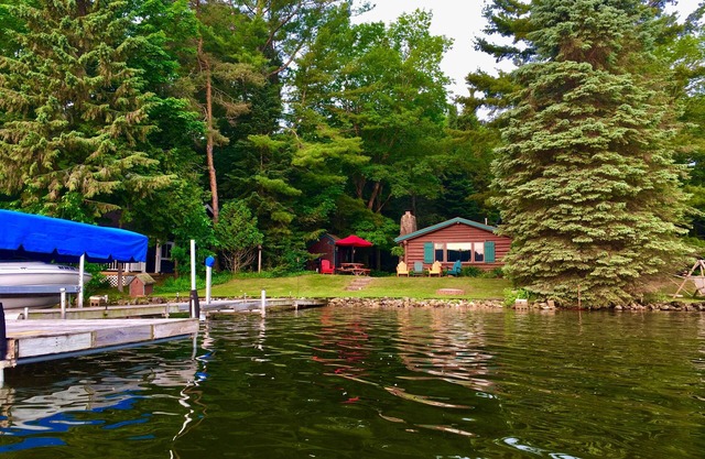 Classic Log Cabin on Beautiful Lake Charlevoix!