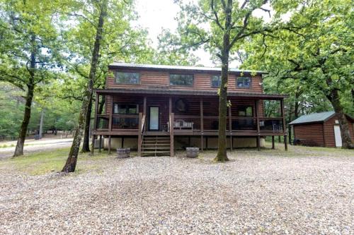 Classic Log Cabin with Hot Tub and Firepit near Hochatown, Oklahoma
