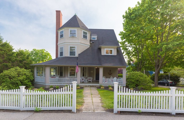 Classic Maine Cottage short walk to beach, harbor, trails, park & village.