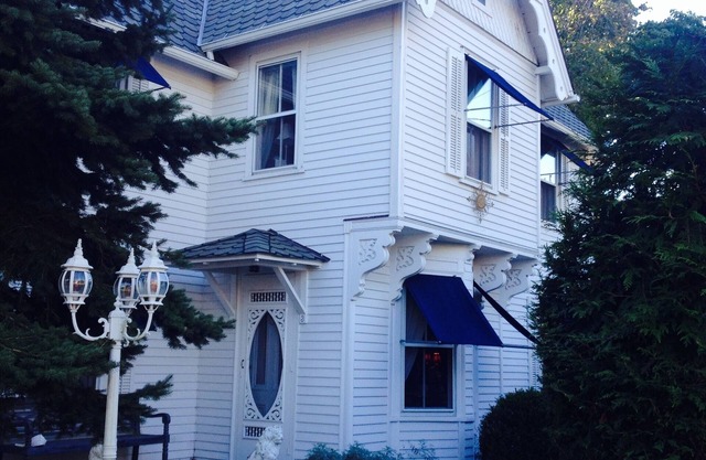 Classic Waterview Victorian Summer Cottage in Park-Like-Setting