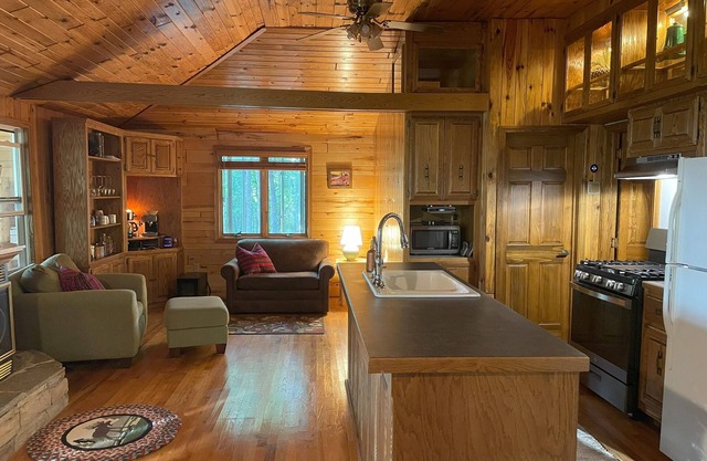 Classically Charming, Quiet Lakeside Cabin less than 2 hours from the Cities