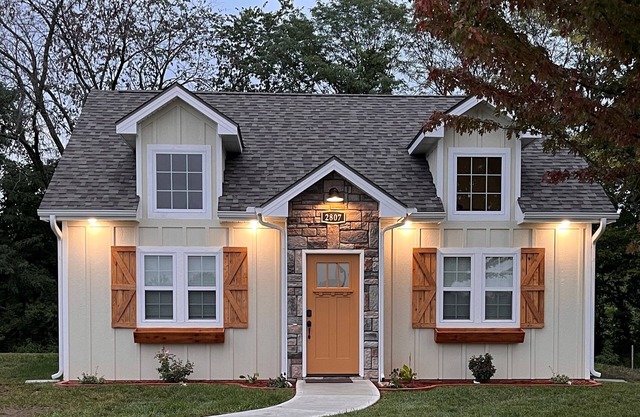 Classy Cottage new home in quaint neighborhood