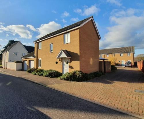 Classy Family House-Gym-Free Parking-Train station