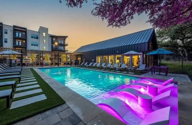 Classy Modern Studio with Pool plus Golf Sim