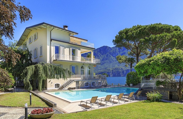 Classy villa with pool and a garden right on the lakeshore! - Villa Laurenza