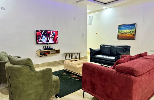CLEAN 2BEDROOM FLAT at UTAKO ABUJA. 24hrs LIT with AC, WIFI & KITCHEN
