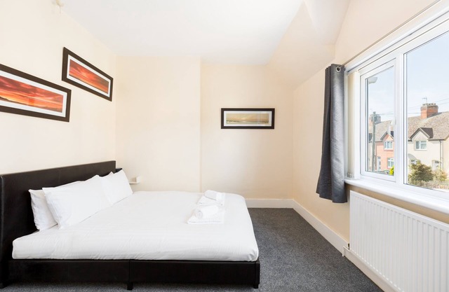 Clean 3-Bed Home in Stratford