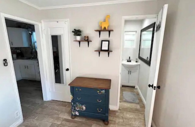Clean and Modern Mid-Town Casita - 5 minutes to UofA and downtown Tucson