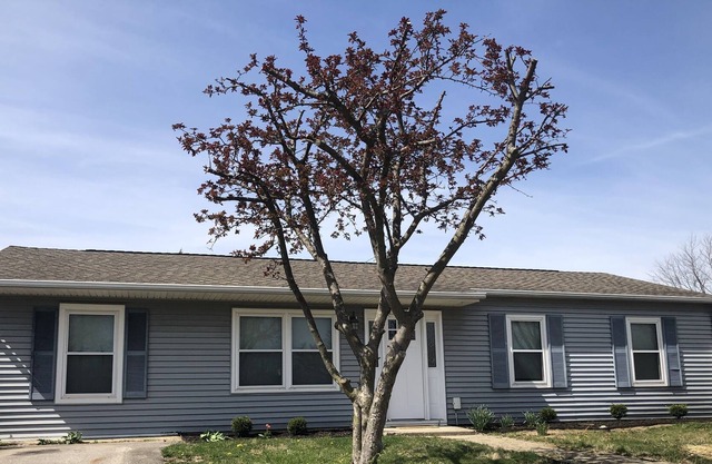 Clean and Updated Ranch Close to Grand Park, Restaurants and Hospital