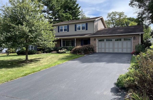 Clean, Comfortable, Close to Campus in a Quiet Neighborhood