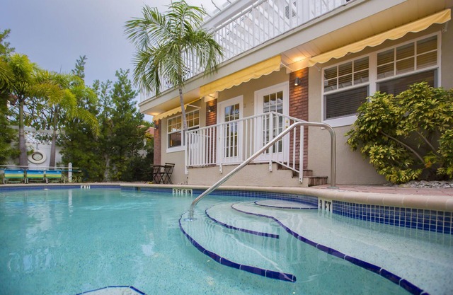 Clean & Cozy Stay - King Bed, Pool, Close to Beach
