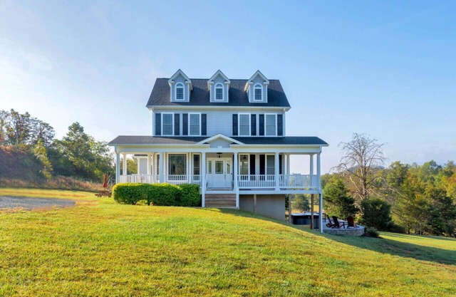 Clean family-friendly 5BR in the HEART of Virginia's Wine Country - Amazing views, basement game room, new outdoor patio