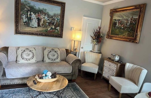 Clean Modern Deco Apt 1 BR 1 Bath Near Everything