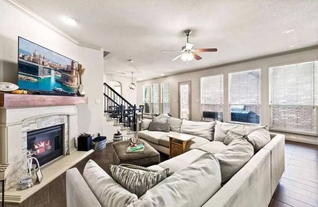 Clean Modern Spacious Open, King bed in peaceful neighborhood,Near DFW Airport