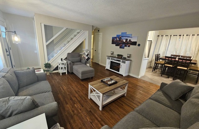 Clean, Spacious Home. MOA, MSP, Game Room, Big TV