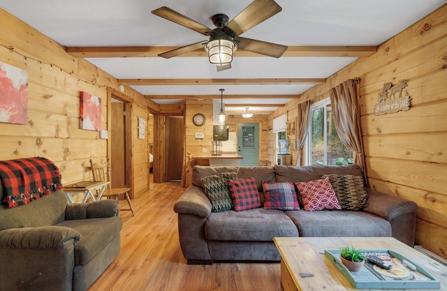 Clear Bay Cabinn Pet friendly log cabin, private 1.3 acres beach 4 min. drive.