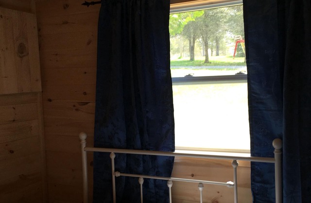 Clear Water -Rustic Waterfront 2 Bedroom Cabin