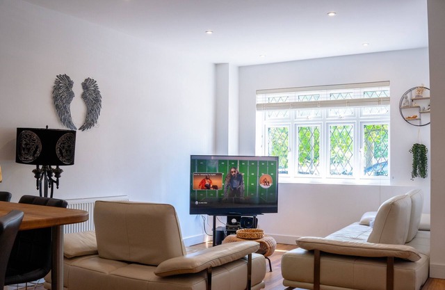 Cleave House -3bed/2bath with Garden Stunning Holiday/Contractor Accommodation