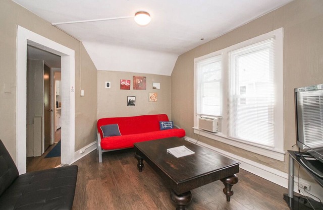 Cleveland Loft Getaway! Balcony, Fenced Yard, near Beach & Downtown. Sleeps 8!