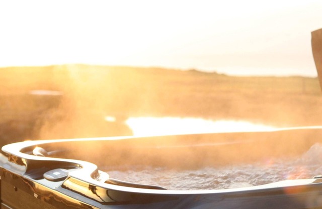 Cliff Top Retreat with Private Hot tub (Cab1)