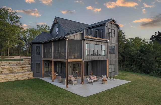 Cliffside Cottage, Private Pond, 50 acres w/Breathtaking views near Galena, IL