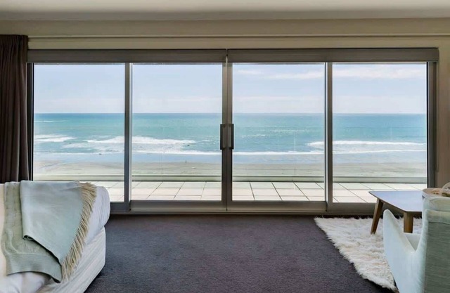 Clifftops - oceanfront retreat in Oakura Beach