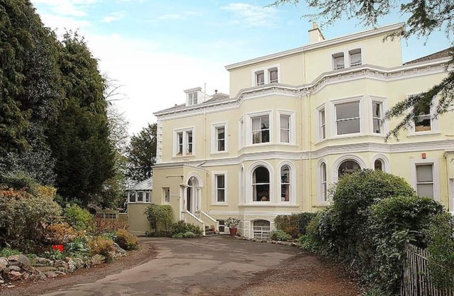 Clifton Spacious 3 Bed Apt&Parking-Simply Check In