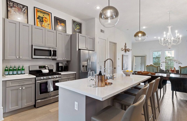 Clio Street Masterpiece- 3BR Ideal location-Professionally designed