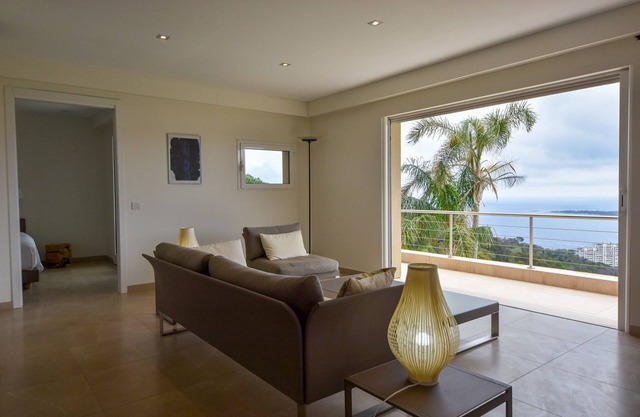 Clos des Iles: Peaceful haven with sea view, 10 minutes from the Palais