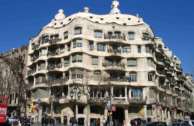 Close Gaudi, Gracia equipped apartment, Barcelona, WIFI, balcony, AC & elevator