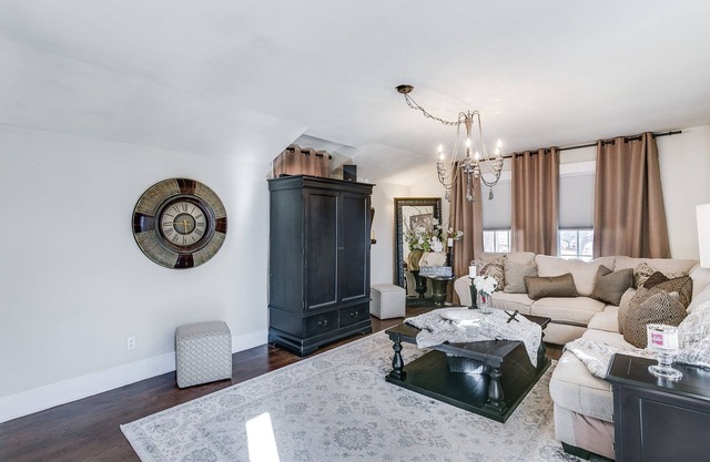 Close to airport and walking distance to restaurants and shopping