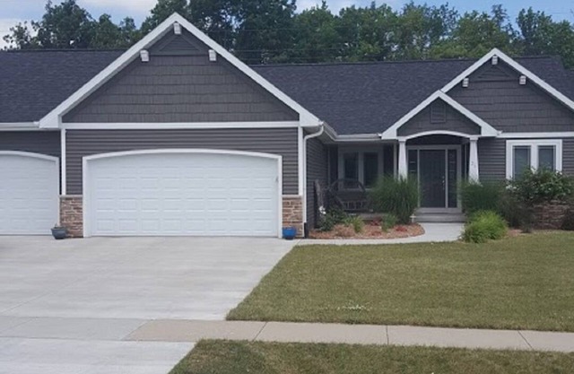 Close to Aquatic Center, Horicon Marsh, Wedding Venue, Easy Drive to EAA