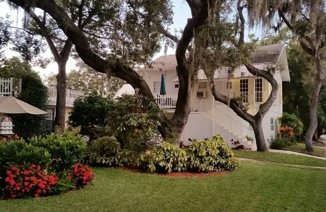 Close to Beach and Tarpon Springs Sponge Docks. Cottage on Spring Bayou