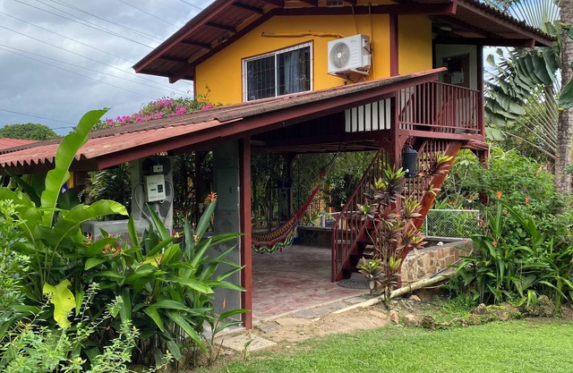 Close to beaches, mountains, waterfalls. Great for nomads/retreats. Quiet/rural