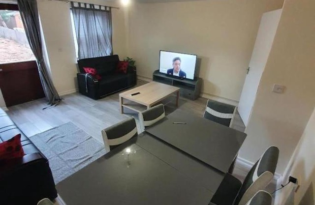 Close To Central London - 4 Bedroom House, 9 beds, Sleeps 16, Free parking