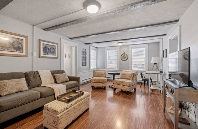 Close to Downtown Exeter-1st Flr 1 Bed+ Office